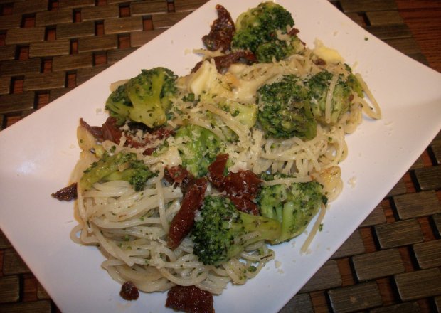 Fotografia przedstawiająca Spaghetti z brokułami i suszonymi pomidorami wg Zub3r'a