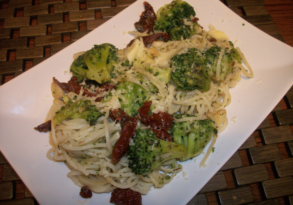 Spaghetti z brokułami i suszonymi pomidorami wg Zub3r'a foto
