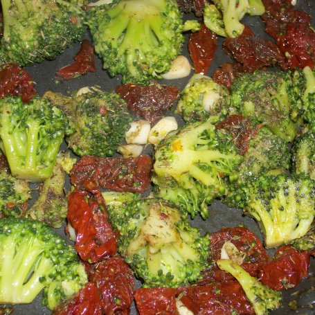 Krok 3 - Spaghetti z brokułami i suszonymi pomidorami wg Zub3r'a foto