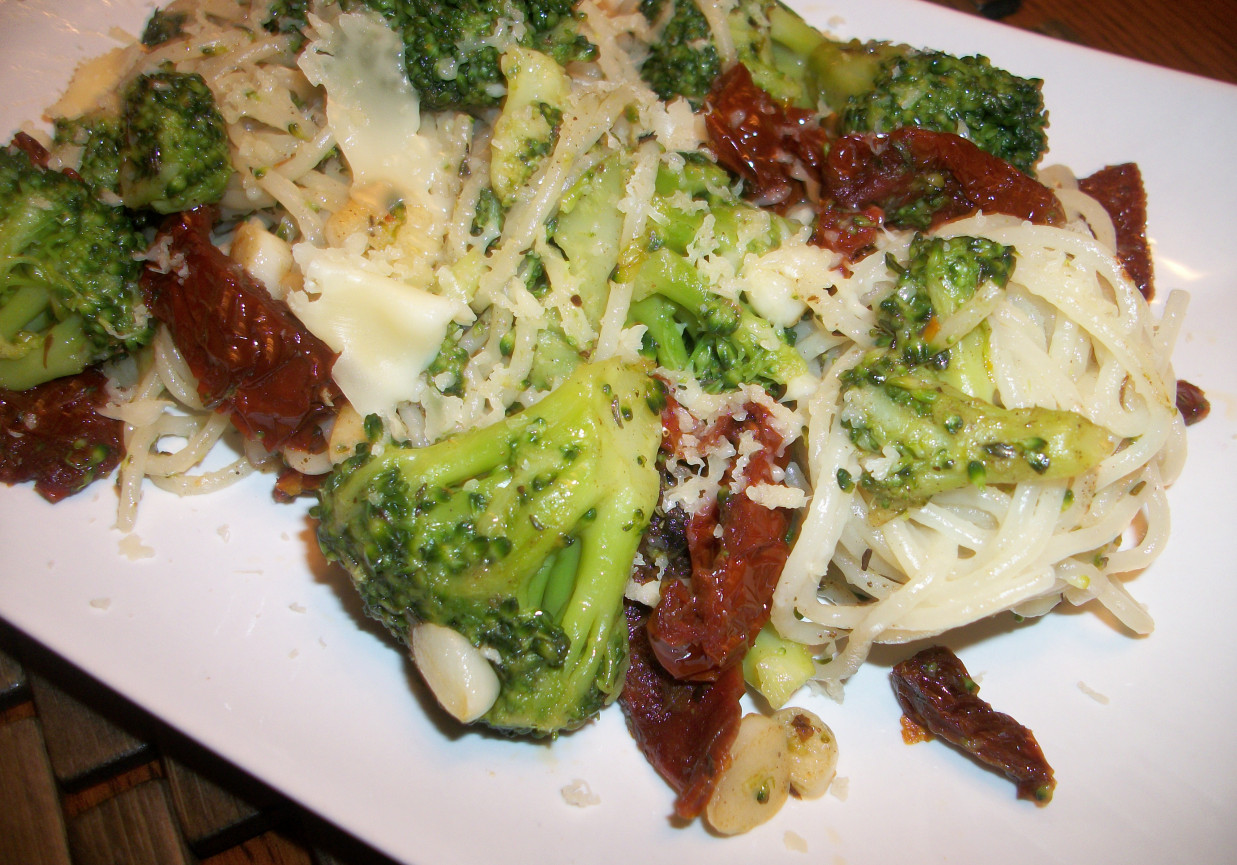 Spaghetti z brokułami i suszonymi pomidorami wg Zub3r'a foto
