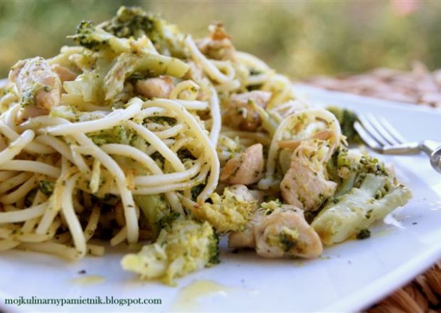 Fotografia przedstawiająca Spaghetti z brokułem i piersią pachnące sezamem