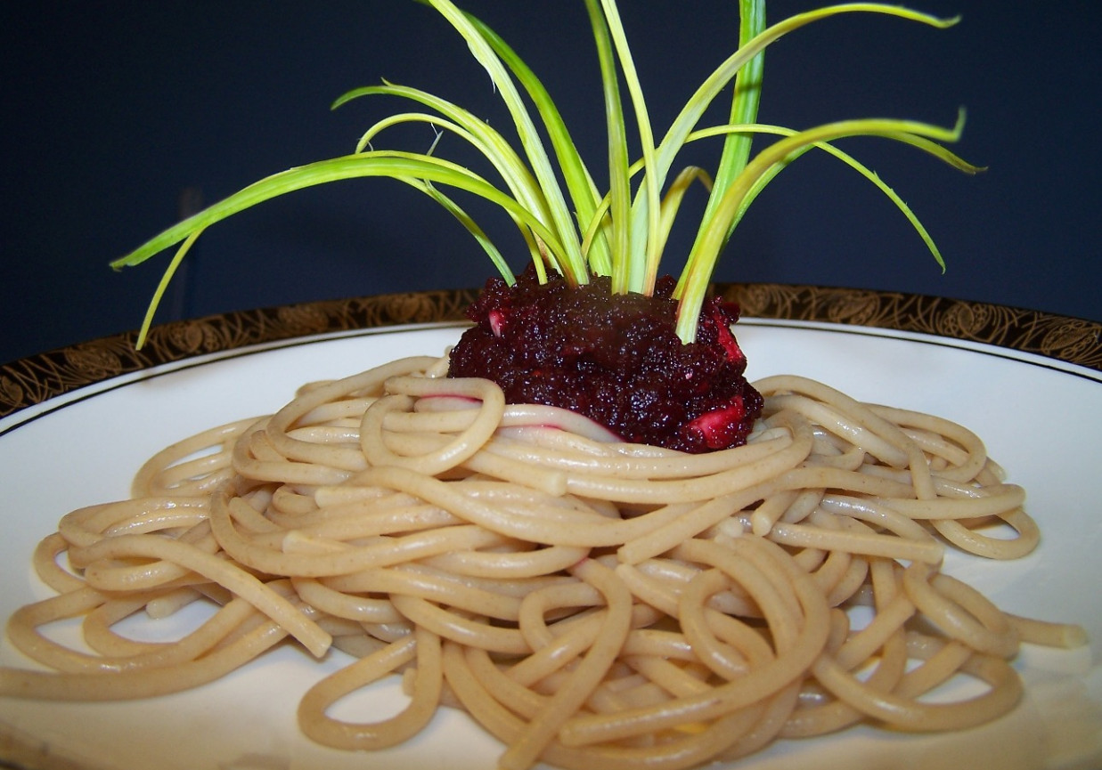 spaghetti z buraczanym pesto foto