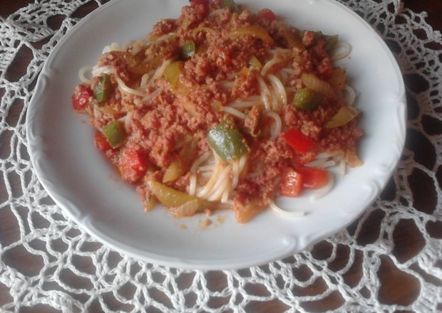 Fotografia przedstawiająca Spaghetti z cebula i papryką