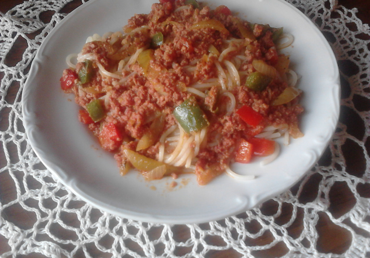 Spaghetti z cebula i papryką foto
