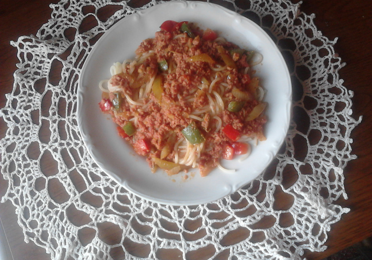 Spaghetti z cebula i papryką foto