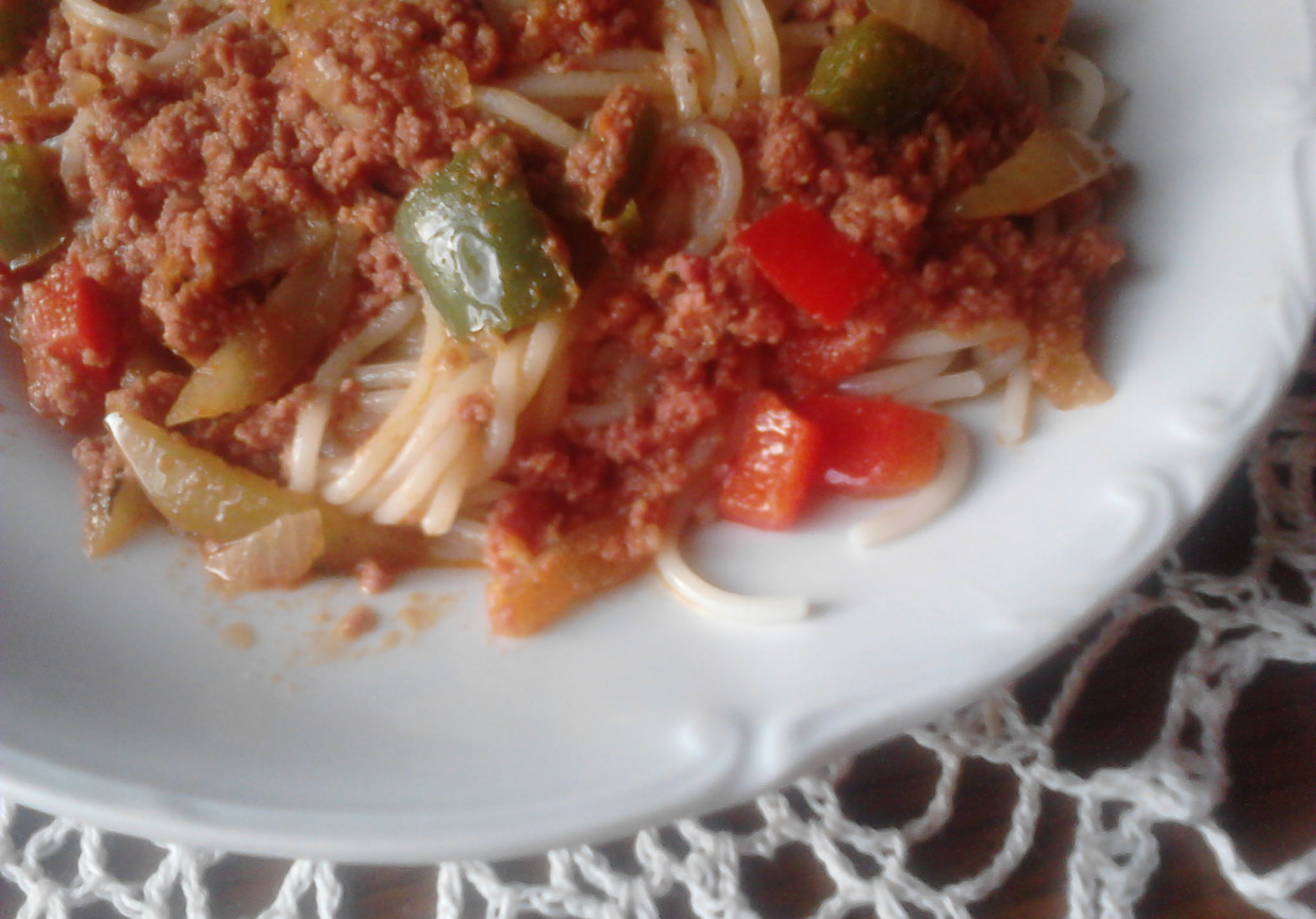 Spaghetti z cebula i papryką foto
