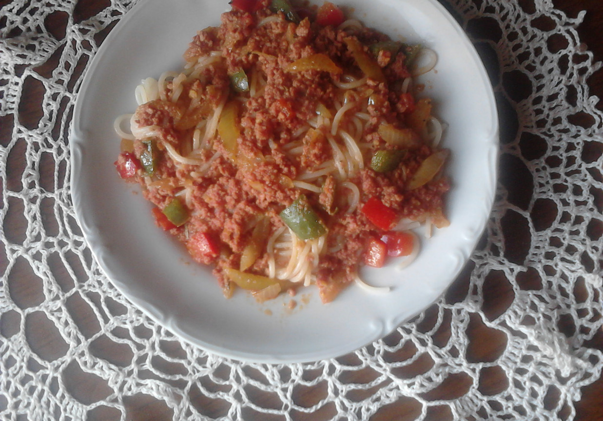 Spaghetti z cebula i papryką foto