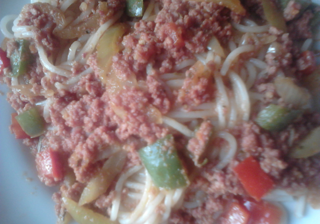 Spaghetti z cebula i papryką foto