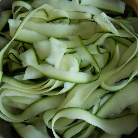 Krok 1 - Spaghetti z cukinią i bobem foto