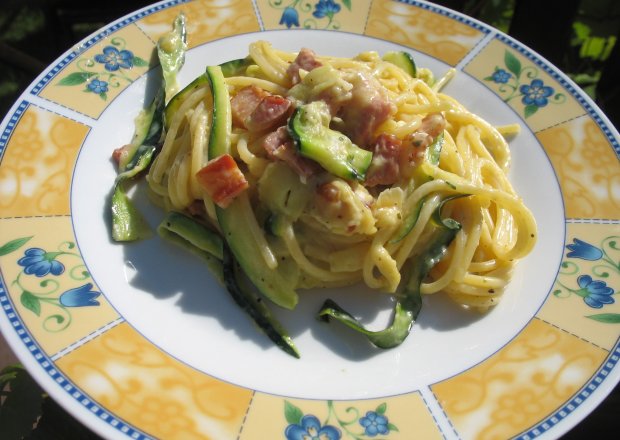 Fotografia przedstawiająca Spaghetti z cukinią i boczkiem