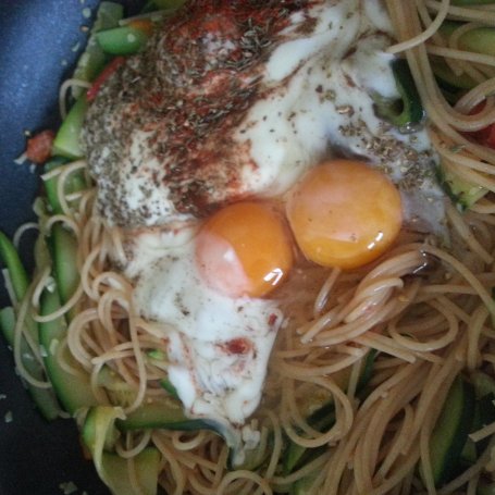 Krok 7 - Spaghetti z cukinią i jajkami foto