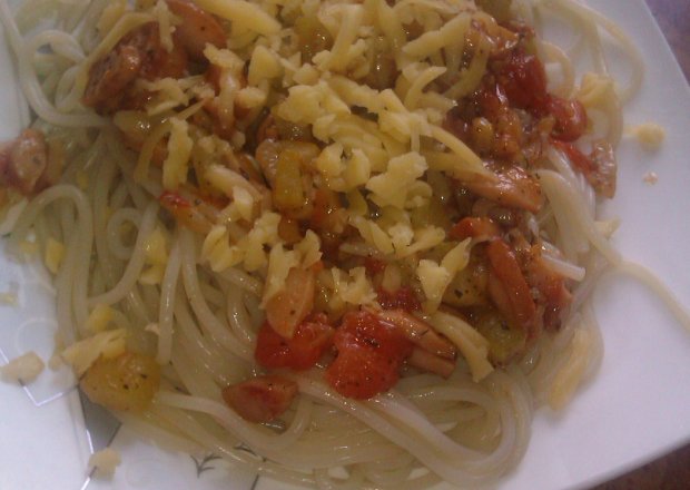 Fotografia przedstawiająca spaghetti z cukinią i pomidorami