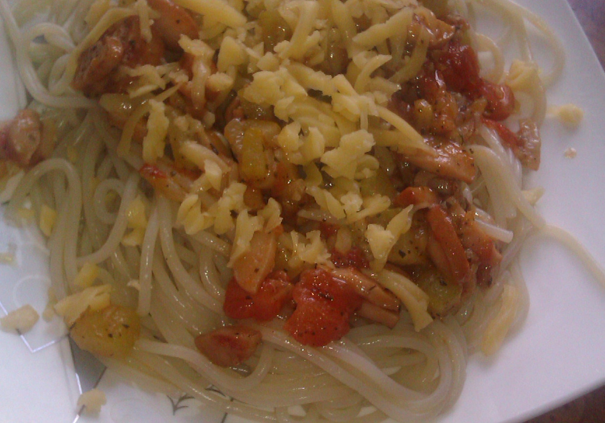 spaghetti z cukinią i pomidorami foto
