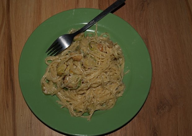 Fotografia przedstawiająca spaghetti z cukinią i śmietanką