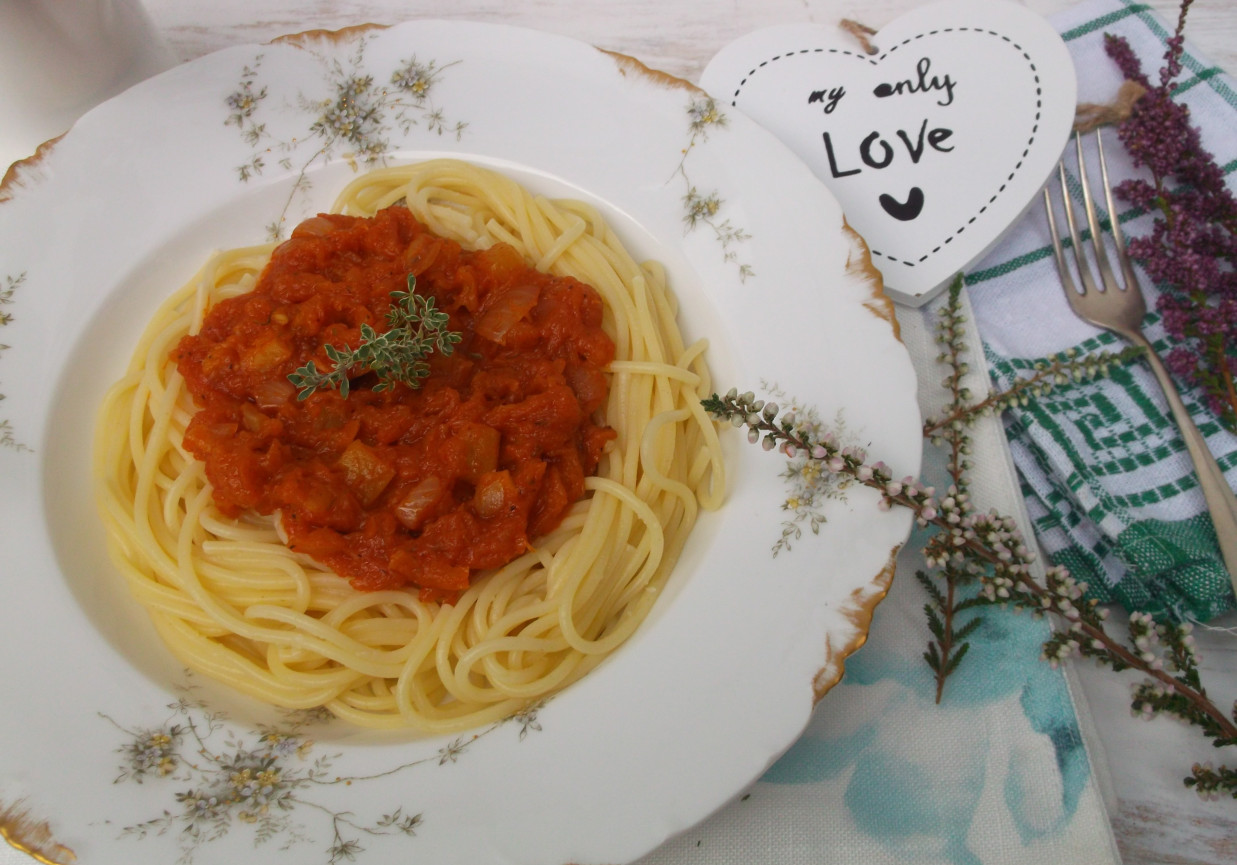 Spaghetti z cukiniowym sosem. foto