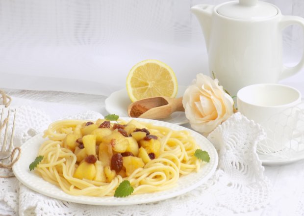 Fotografia przedstawiająca Spaghetti z cynamonowymi jabłkami.