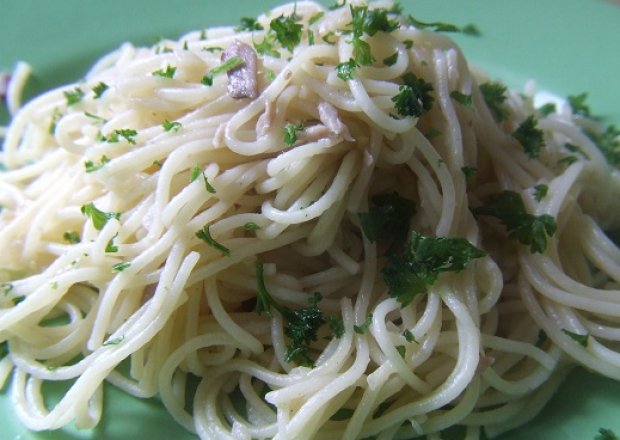 Fotografia przedstawiająca spaghetti z czosnkiem i anchois