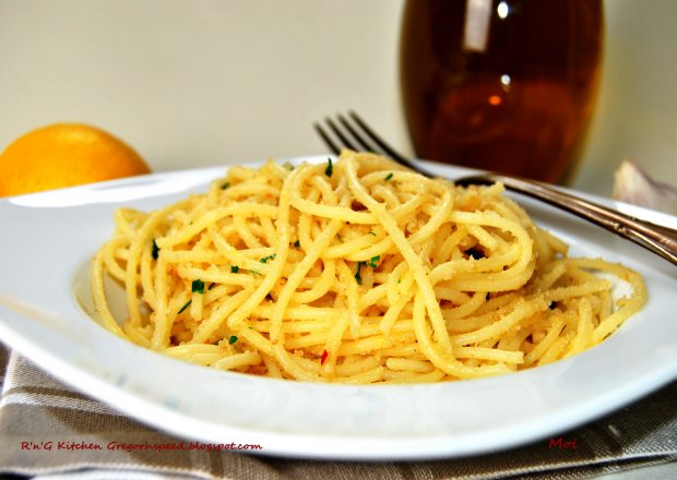 Fotografia przedstawiająca Spaghetti z czosnkiem i chili