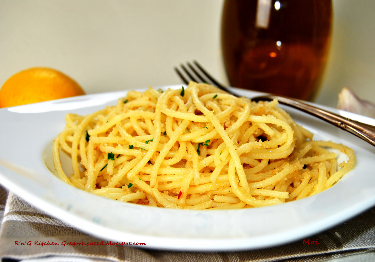 Spaghetti z czosnkiem i chili foto