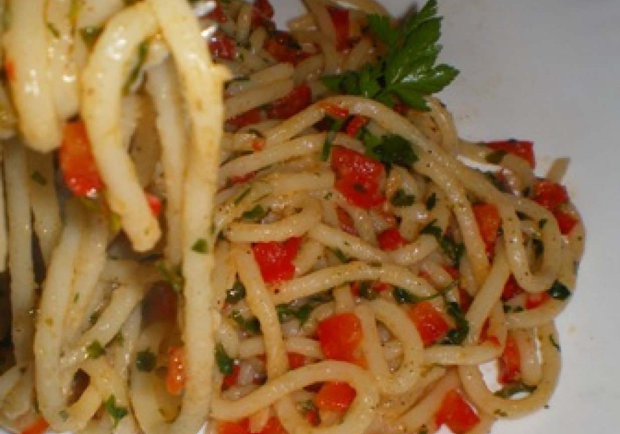 Spaghetti z czosnkiem i chili foto