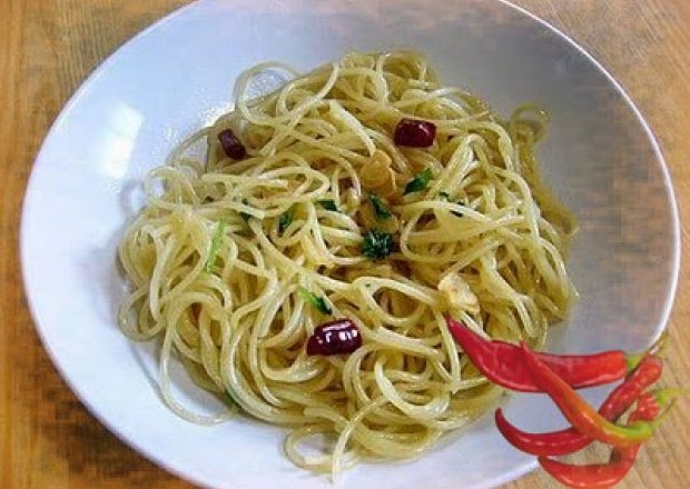 Fotografia przedstawiająca Spaghetti z czosnkiem i ostra papryczką-czyli aglio-olio-peperoncino