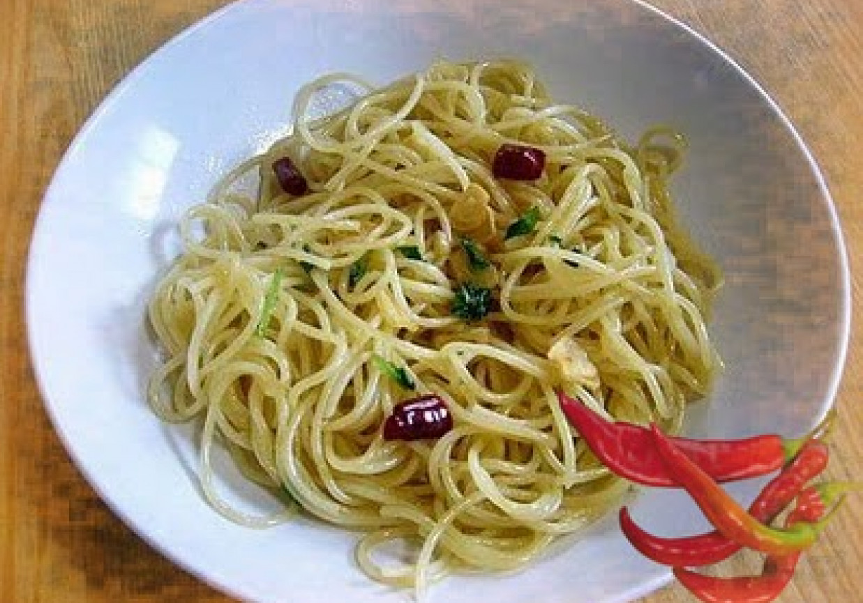Spaghetti z czosnkiem i ostra papryczką-czyli aglio-olio-peperoncino foto
