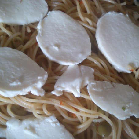 Krok 3 - spaghetti z czosnkiem, oliwkami i mozzarellą foto