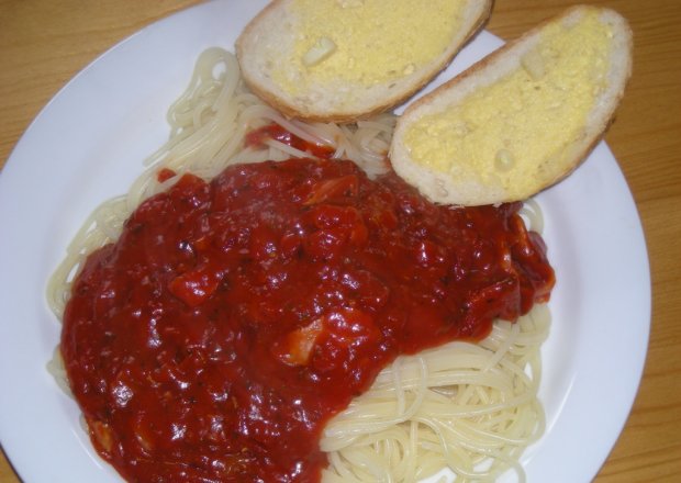 Fotografia przedstawiająca Spaghetti z czosnkowymi grzankami