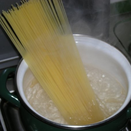 Krok 1 - Spaghetti z czosnkowymi grzankami foto