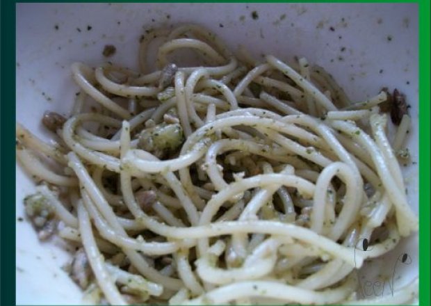 Fotografia przedstawiająca Spaghetti z domowym pesto bazyliowo-miętowym, prażonym słonecznikiem i gorgonzolą
