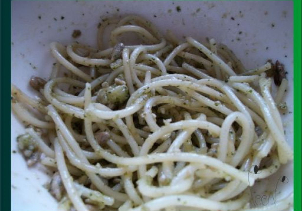 Spaghetti z domowym pesto bazyliowo-miętowym, prażonym słonecznikiem i gorgonzolą foto