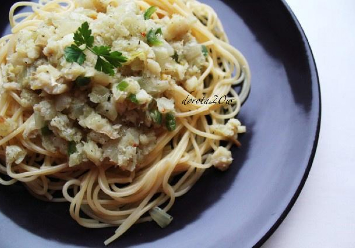 Spaghetti z dorszem i białym winem foto