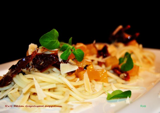 Fotografia przedstawiająca Spaghetti z dynią i suszonymi pomidorami