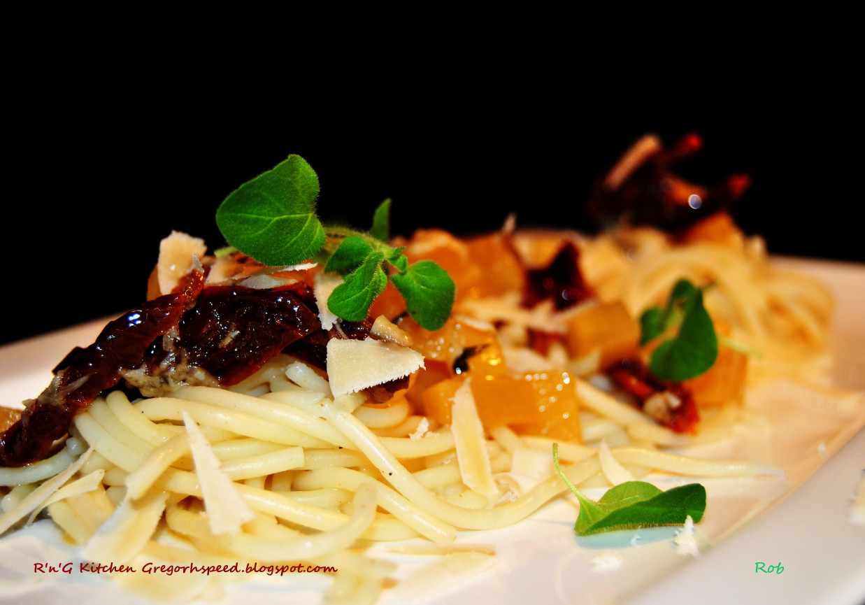 Spaghetti z dynią i suszonymi pomidorami foto