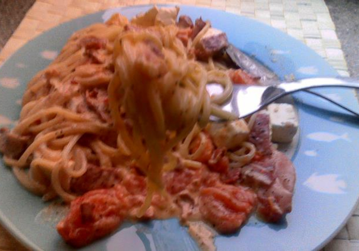 Spaghetti z fetą i świeżymi pomidorami foto
