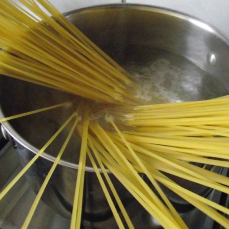 Krok 1 - Spaghetti z filetem śledziowym, mozzarellą i suszonymi pomidorami  foto