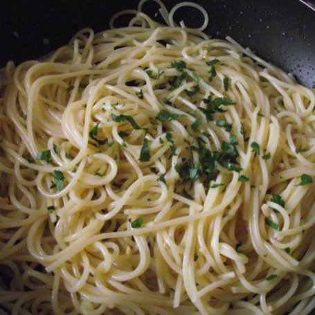 Krok 4 - Spaghetti z filetem śledziowym, mozzarellą i suszonymi pomidorami  foto
