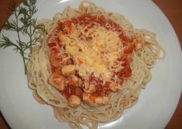 Fotografia przedstawiająca Spaghetti z filetem z kurczaka w sosie pomidorowym