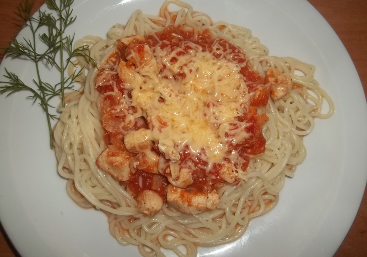 Spaghetti z filetem z kurczaka w sosie pomidorowym foto