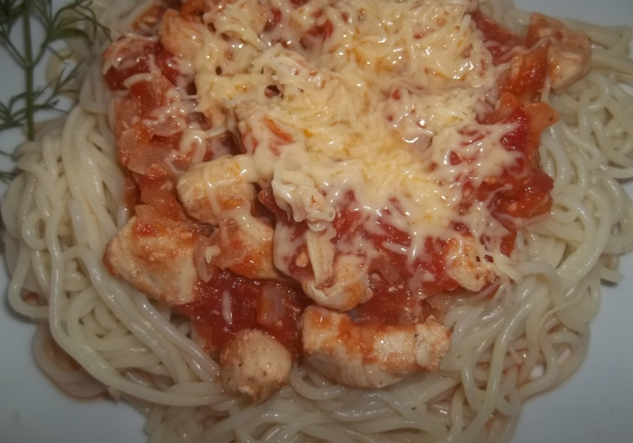Spaghetti z filetem z kurczaka w sosie pomidorowym foto