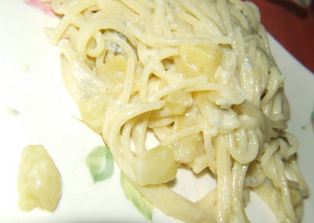 Fotografia przedstawiająca spaghetti z gorgonzola i gruszkami
