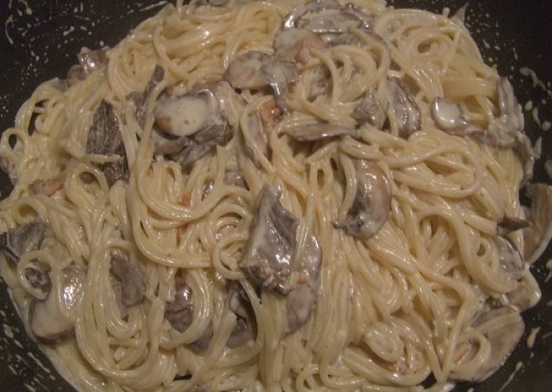 Fotografia przedstawiająca spaghetti z gorgonzolą i pieczarkami
