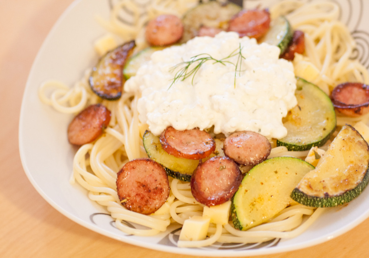 Spaghetti z grillowaną cukinią i twarożkiem tzatziki foto