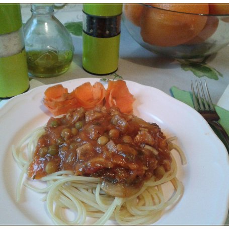 Krok 4 - Spaghetti z groszkiem i pomarańczowym kurczakiem foto