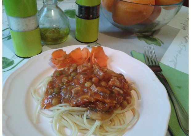 Fotografia przedstawiająca Spaghetti z groszkiem i pomarańczowym kurczakiem