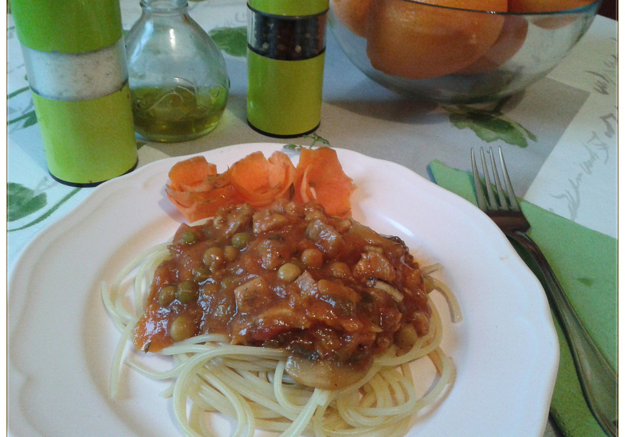 Spaghetti z groszkiem i pomarańczowym kurczakiem foto