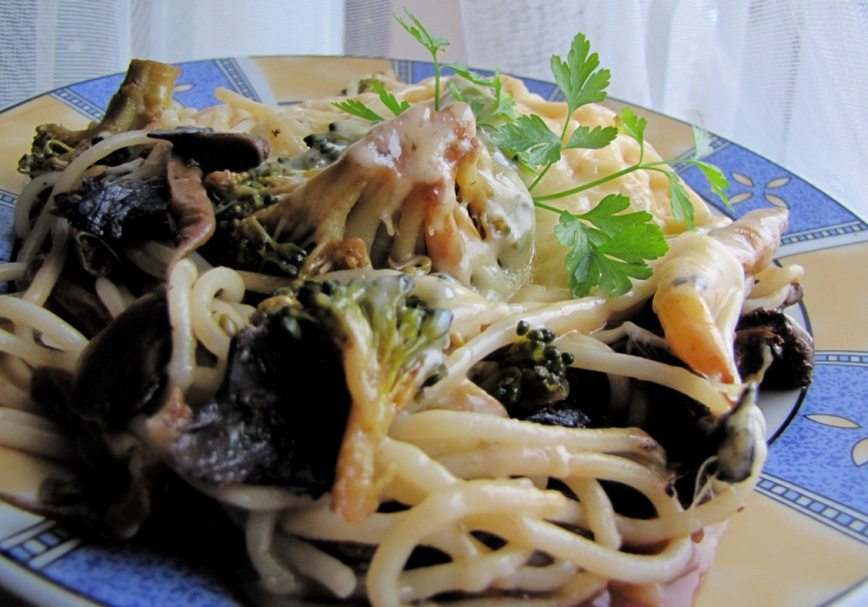 Spaghetti z grzybami, warzywami i sosem sojowym foto
