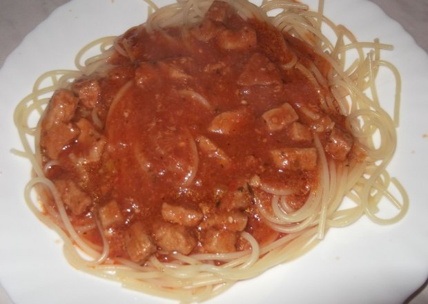 Fotografia przedstawiająca Spaghetti z gulaszem wp. w sosie paprykowym