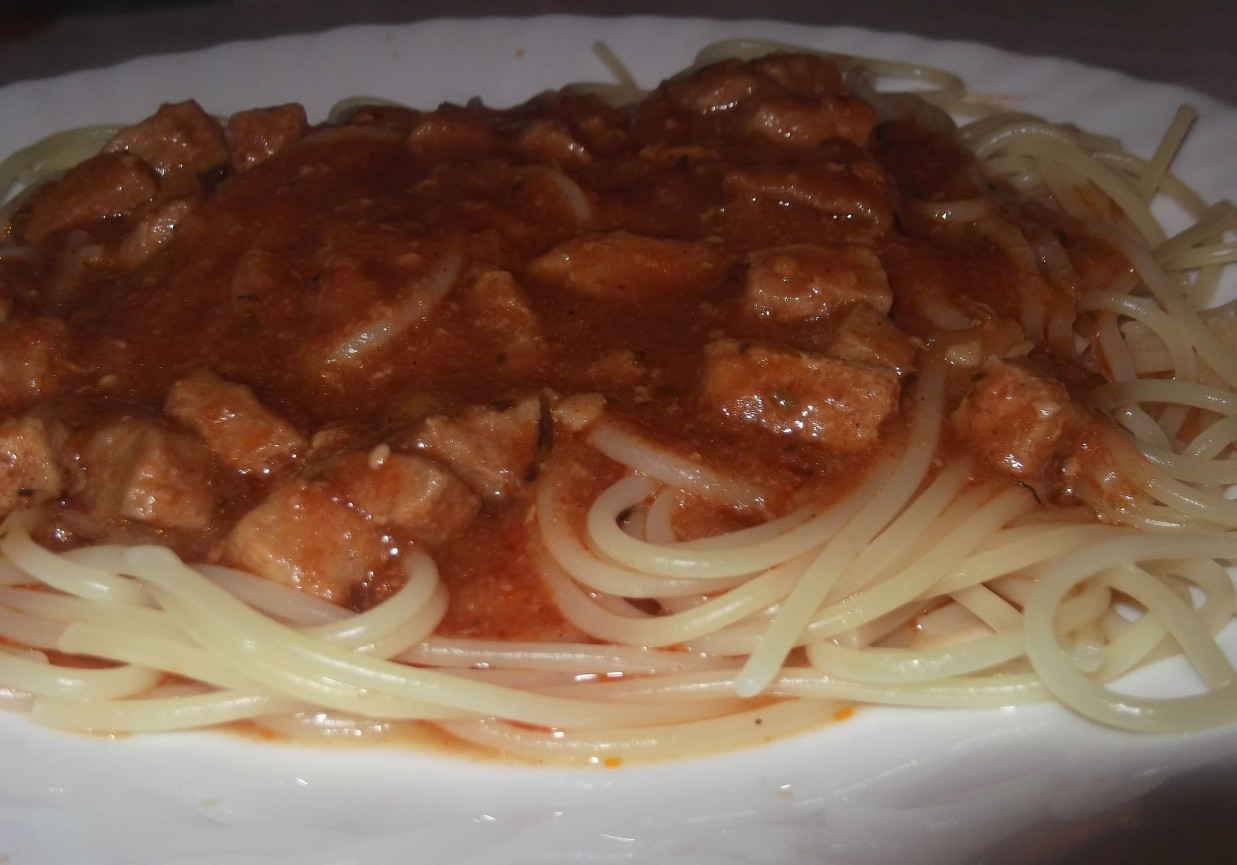 Spaghetti z gulaszem wp. w sosie paprykowym foto