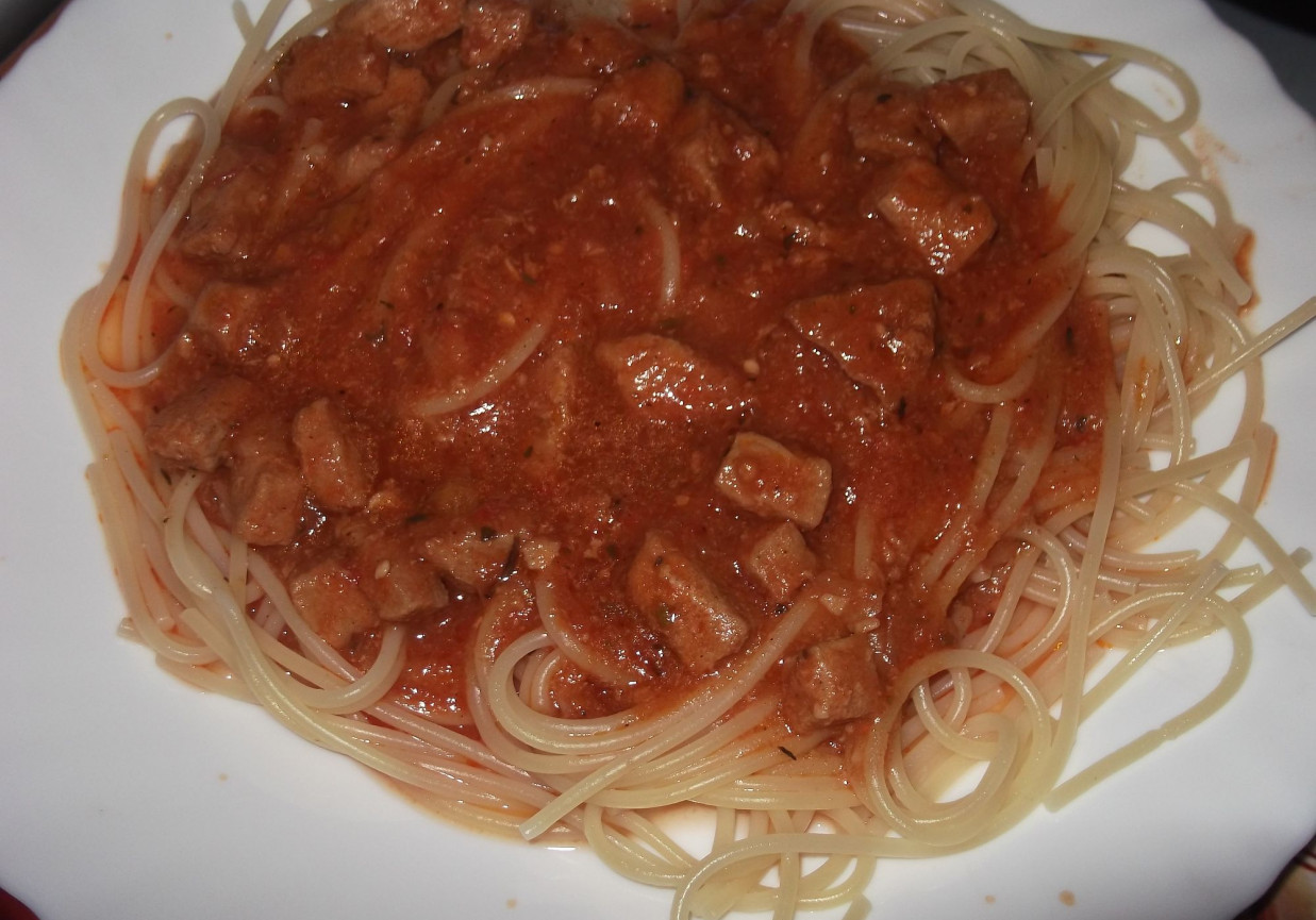 Spaghetti z gulaszem wp. w sosie paprykowym foto